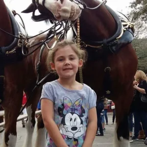 Dad Takes Daughter’s Photo In Front Of Giant Horse, Looks Closer And Bursts Out Laughing