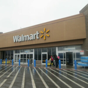 Mom find son kneeling to pray in Walmart