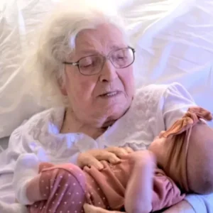 In an incredible six-generational shot, a 98-year-old Kentucky woman with over 230 great-great-grandchildren sees her great-great-great-grandchild for the first time.