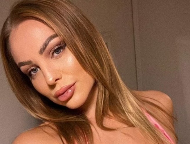 After Being Asked To Leave The Restaurant For Wearing This “Inappropriate” Top, The Woman Is Furious.