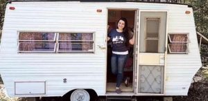 14-Year-Old Girl Spend 200$ To Buy An Old Caravan, But Wait Till You See What She Made Of It