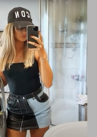 Woman Posts Bathroom Selfie, Takes It Down Soon After Noticing ‘Embarrassing’ Reflection