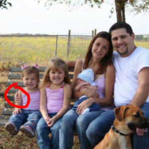 Take A Close Look At This “Creepy” Family Photo To See If You Can Spot Why It’s Gone Viral