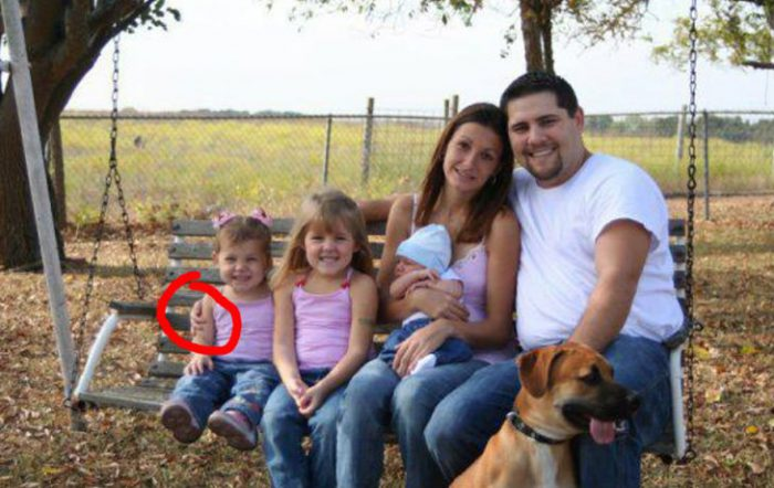 Take A Close Look At This “Creepy” Family Photo To See If You Can Spot Why It’s Gone Viral
