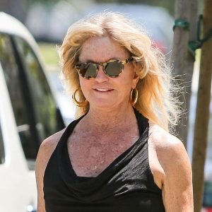 Goldie Hawn no makeup photo shows her natural look