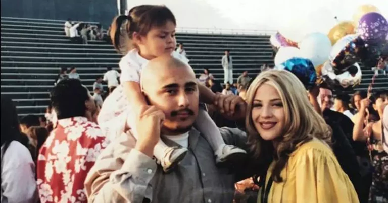 A young girl was photographed with her teenage parents – 17 years later she looked closely and revealed the truth