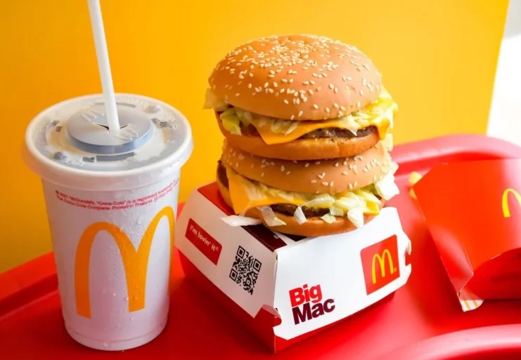 Angry Customer Left Furious After What She Found In Her McDonald’s Burger…