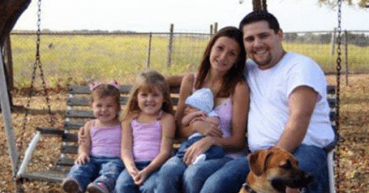 Take A Close Look At This “Creepy” Family Photo To See If You Can Spot Why It’s Gone Viral