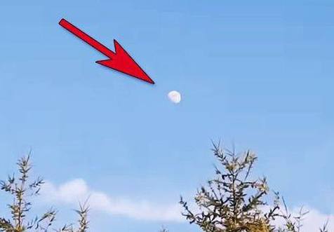 (VIDEO)He Points His Camera At The Moon And Zooms In All The Way. What It Captured Is STUNNING!
