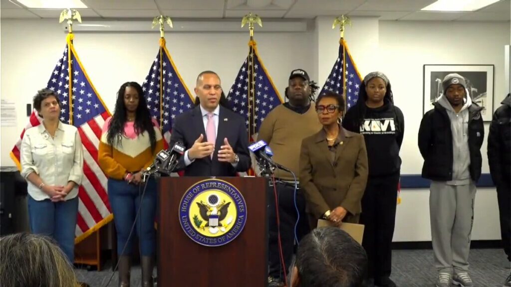 ‘Dollar Tree Obama’ Hakeem Jeffries says people must ‘fight’ President Trump’s agenda ‘in the streets’