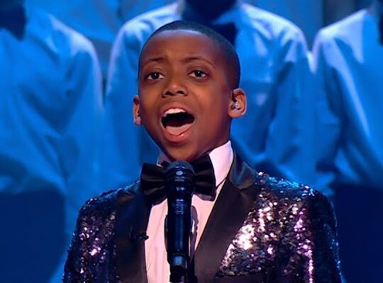 Nothing like this has ever happened before! 😱 Simon Cowell is stunned as a little boy begins to sing, leaving the whole crowd gasping.