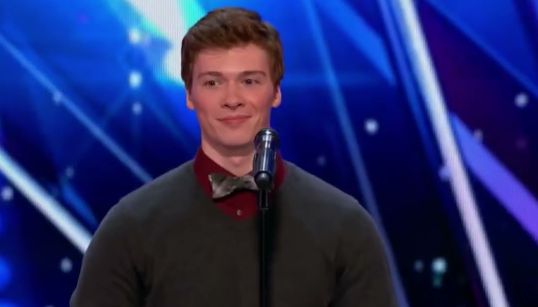 Simon, known for his sharp critiques, couldn’t help but laugh.